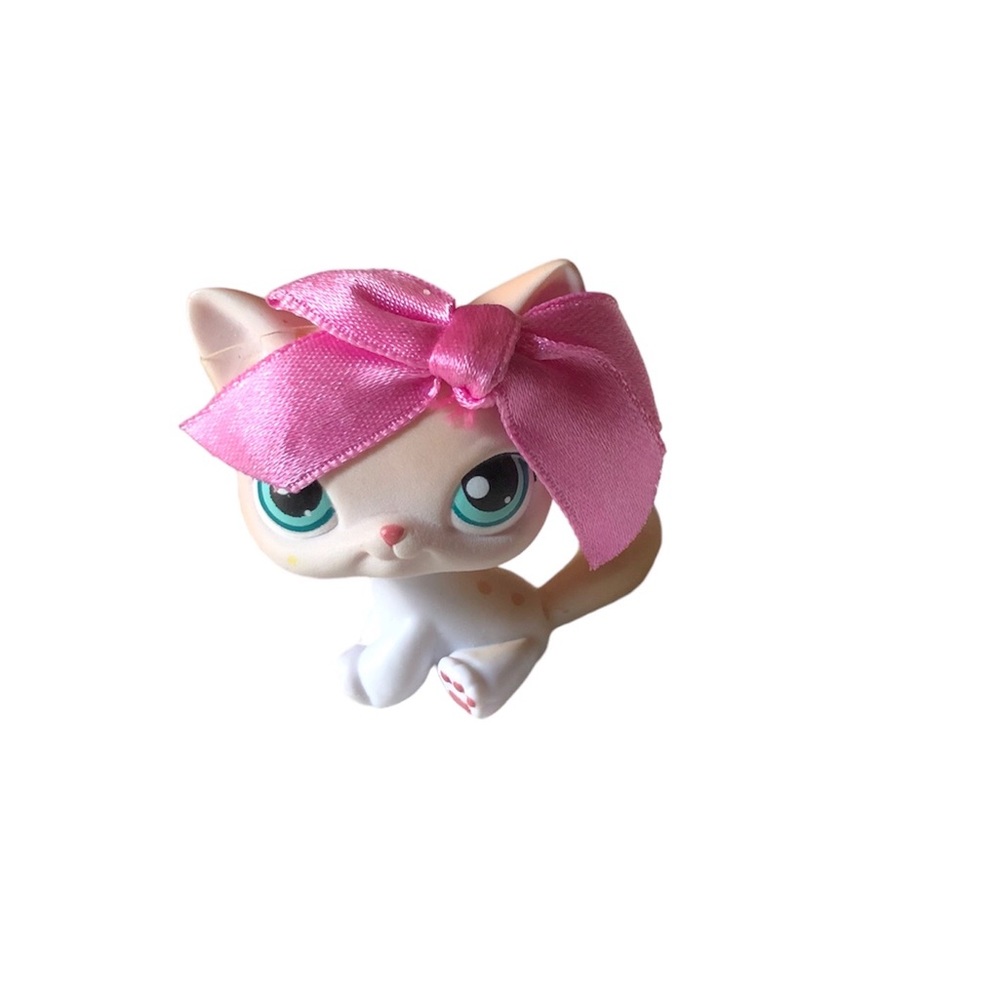 Littlest Pet Shop #224 Cat White Tan Spots Blue Dot Eyes Red Magnet 2005